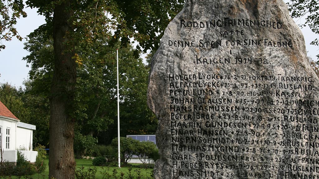 Mindesten ved Rødding Frimenighedskirke