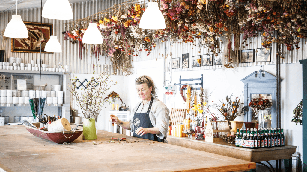 Florist in the flower workshop at Tinnetgaard.