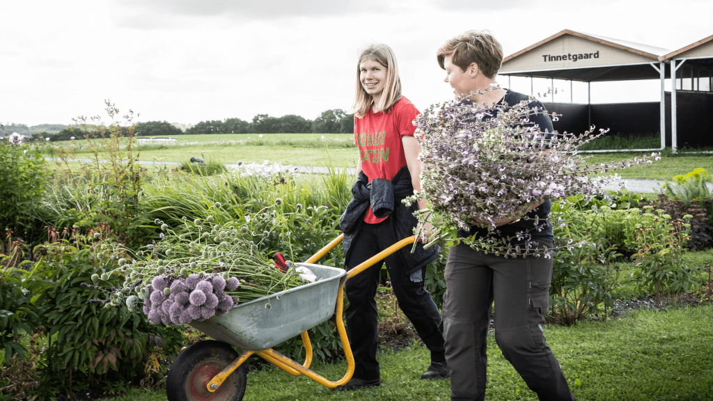 Women are carrying flowers at Tinnetgaard