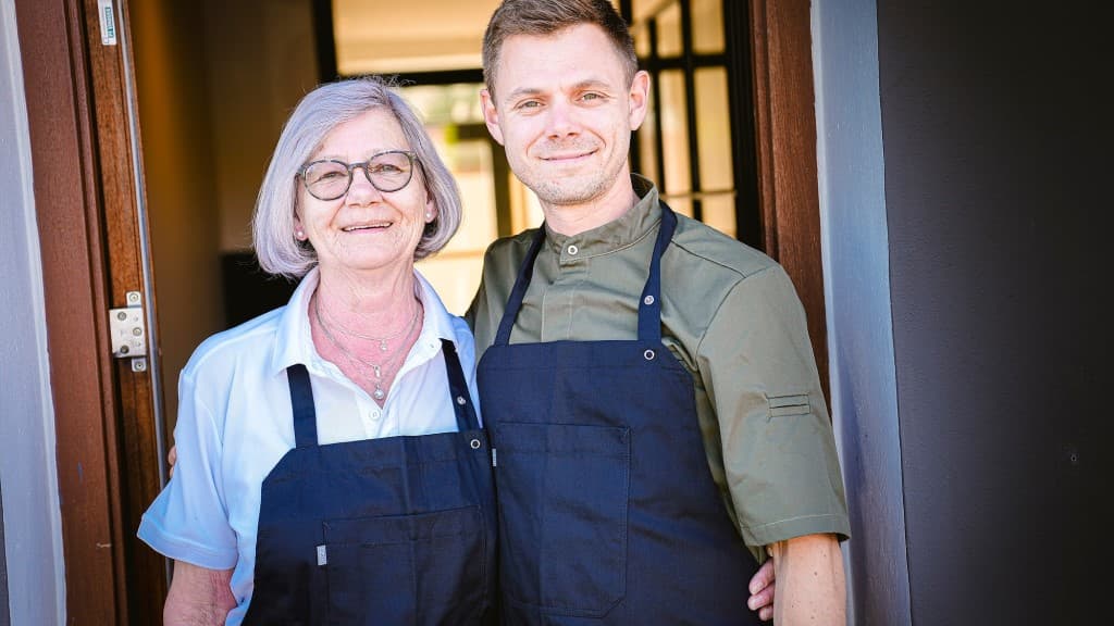 Mor og Søn, enehaver af restaurant Rødder