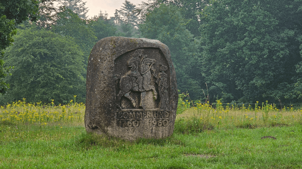 Gedenkstein mit Motiv eines Reiters auf dem Pferd bei Bommerlund Plantage